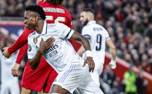 Vinicius Jr. festejó su doblete con una icónica posta de su mayor ídolo del futbol mundial. Noches mágicas de Champions League.
