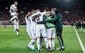 Real Madrid dio el resultado más sorpresivo de los Octavos de Final de la Champions League al golear 5-2 al Liverpool en Anfield.
