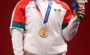 Histórica deportista mexicana rifa su uniforme. | Getty Images
