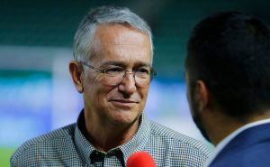 Ricardo Salinas salió ganando aún con la derrota del Mazatlán, pues sus jugadores tendrán que pagarle dos carritos de golf tras ganar apuesta. Foto: Imago7
