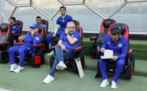 Tuca Ferretti no salió a la banca del Cruz Azul causando la sorpresa en muchos aficionados, pues hoy era su debut. Foto: Imago7
