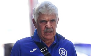 Ricardo Ferretti se hizo presente en el Estadio Azteca para su debut como entrenador de Cruz Azul. Foto: Imago7
