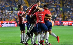 Chivas da un golpe de autoridad en la cancha del Estadio Universitario y le quita el invicto a Tigres. Foto: Imago7
