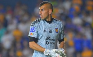 Nahuel Guzmán nuevamente fue protagonista de una agresión, ahora fue en el partido de Tigres contra Chivas en el Estadio Universitario. Foto: Imago7
