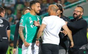 En el Santos vs Puebla cerca de los golpes – Imago 7 
