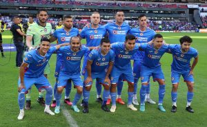 Cruz Azul en su llegada al Azteca-Imago 7
