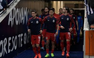 El plantel de Chivas espera por ellos-Imago 7
