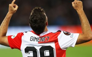 Santi Giménez es alabado – Getty Images. 
