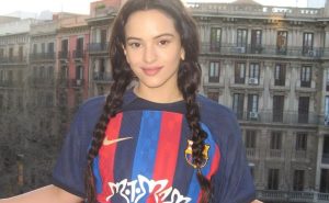 Rosalía y Barcelona lanzan jersey edición especial de cara al Clásico de España.
