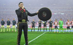 Se presentaron fallas en el himno nacional mexicano en el Clásico entre Chivas y América del Torneo Clausura 2023 de la Liga MX. Foto: Imago7
