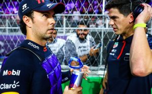 Checo Pérez ya llega a ser un problema para Max. Fuente: Getty
