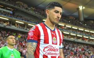Víctor Pocho Guzmán ya recibió su castigo de manera oficial y las Chivas tendrán que vivir el Clásico Tapatío sin la presencia de su capitán. Foto: Imago7
