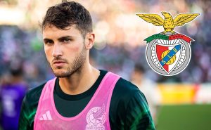 Santiago Giménez fija postura – Imago 7
