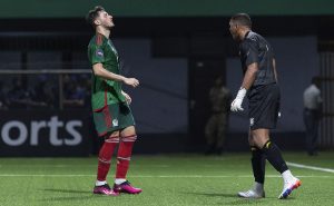 Santiago Giménez falló un penal. | Imago7
