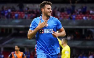 Feyenoord buscaría comprarle un parte más a Cruz Azul de la carta de Santi Giménez para así quedarse con casi todo. Foto: Imago7
