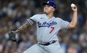 Julio Urías se llevó la primera victoria del año en MLB. | Getty Images
