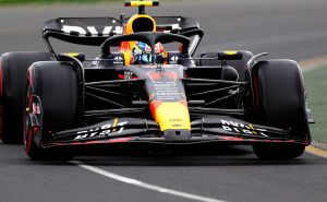 Checo Pérez casi se estrella. | Getty Images
