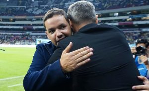 Ortíz y Larcamón se dieron un buen abrazo al inicio del América contra León y quien diría que terminaría todo mal. Foto: Imago7
