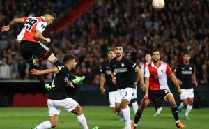 Santiago Giménez la anda rompiendo en Europa. Fuente: Getty
