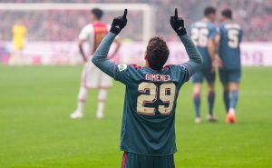 La gran temporada de Santi Giménez con el Feyenoord lo han hecho sentir como en casa y parece que muy pronto tendrá que salir pues muchos clubes estarían interesados en él.
