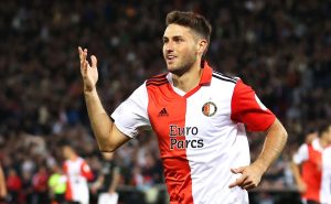 Santi Giménez recibe súplica de su DT – Getty Images.
