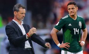 Diego Cocca y Javier Hernández | Getty Images
