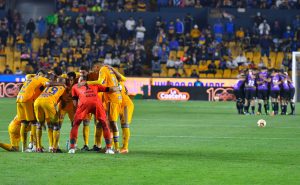 La afición de Tigres comenzó a reclamar el mal rendimiento del equipo contra Mazatlán con abucheos. Foto: Imago7
