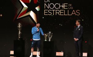 Lionel Messi con los tres trofeos conseguidos
