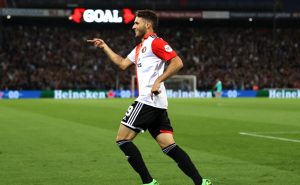 Le queda chica esta liga a Santiago Giménez. Fuente: Getty
