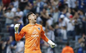 Mochis Cárdenas salió del partido contra Santos por lesión. Foto: Imago7
