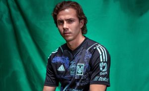 Sebastián Córdova modelando el nuevo jersey ecológico de Tigres.
