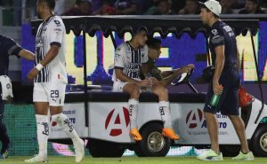 Germán Berterame salió en el carrito de las desgracias en el partido contra Mazatlán. Foto: Imago7
