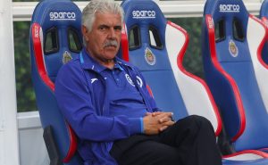 El Tuca se burló de su propio jugador. Foto: Imago7/ Juan Carlos Núñez Cubeyro.

