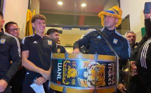 Tigres recibe serenata de cara a las Semifinales de la Liga de Campeones de Concacaf.
