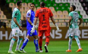 Nahuel Guzmán nuevamente fue protagonista de una bronca, ahora fue con Rodolfo Cota. Foto: Imago7
