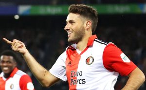 Santiago Giménez canta éxito de Peso Pluma – Getty Images
