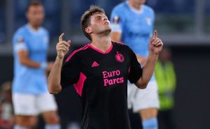 Santiago Giménez está siendo un monstruo en Europa. Fuente: Getty
