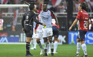Quiñones sufrió a manos de la afición de Chivas – Imago7
