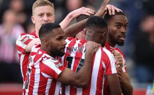 El delantero del Brentford se despide por un largo tiempo del campo de juego – Getty Images
