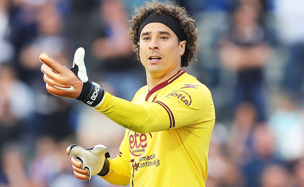 Memo Ochoa INMORTALIZA SUS MANOS en Italia ¡YA SON UNA OBRA DE ARTE