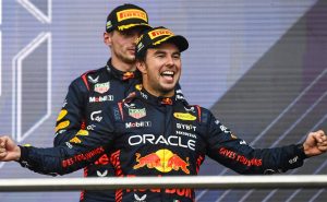 Checo Pérez le pisa los talones a Mad Max. | Getty Images
