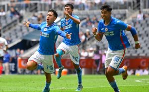 Jugador de Cruz Azul es suspendido por BOTELLAZO a árbitro