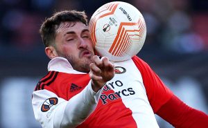 Santiago Giménez es presionado por el Feyenoord – Getty Images.
