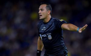 El árbitro Fernando Espinoza se pasó de la raya. | Getty Images

