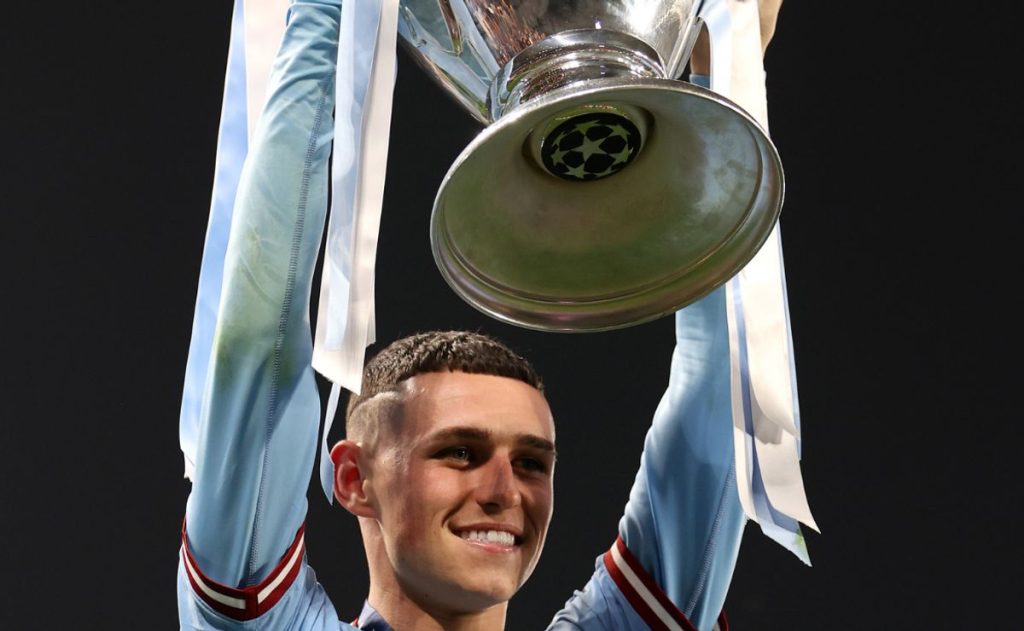 Phil Foden alzando el trofeo de campeón de la Champions League