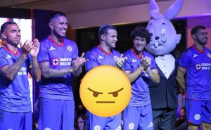 Aficionados de Cruz Azul se manifestaron conyr el equipo este jueves
