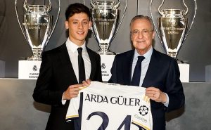 Arda Güler junto a Florentino Pérez, presidente del Real Madrid.
