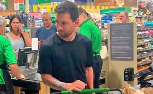 Lionel Messi en un supermercado de Miami.
