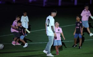 Messi y sus hijos, en Miami.
