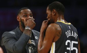 Los Suns le quitaron un refuerzo a los Lakers.
